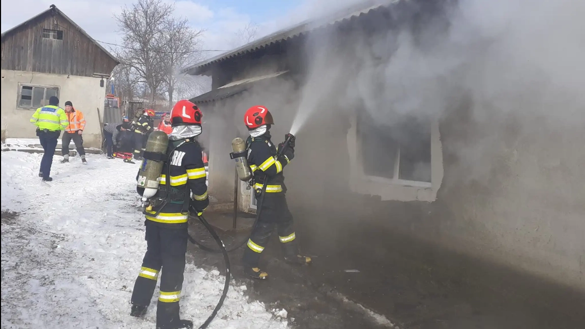 O gospodărie a fost cuprinsă de flăcări în Botoșani! O femeie a ajuns la spital intoxicată cu fum - FOTO