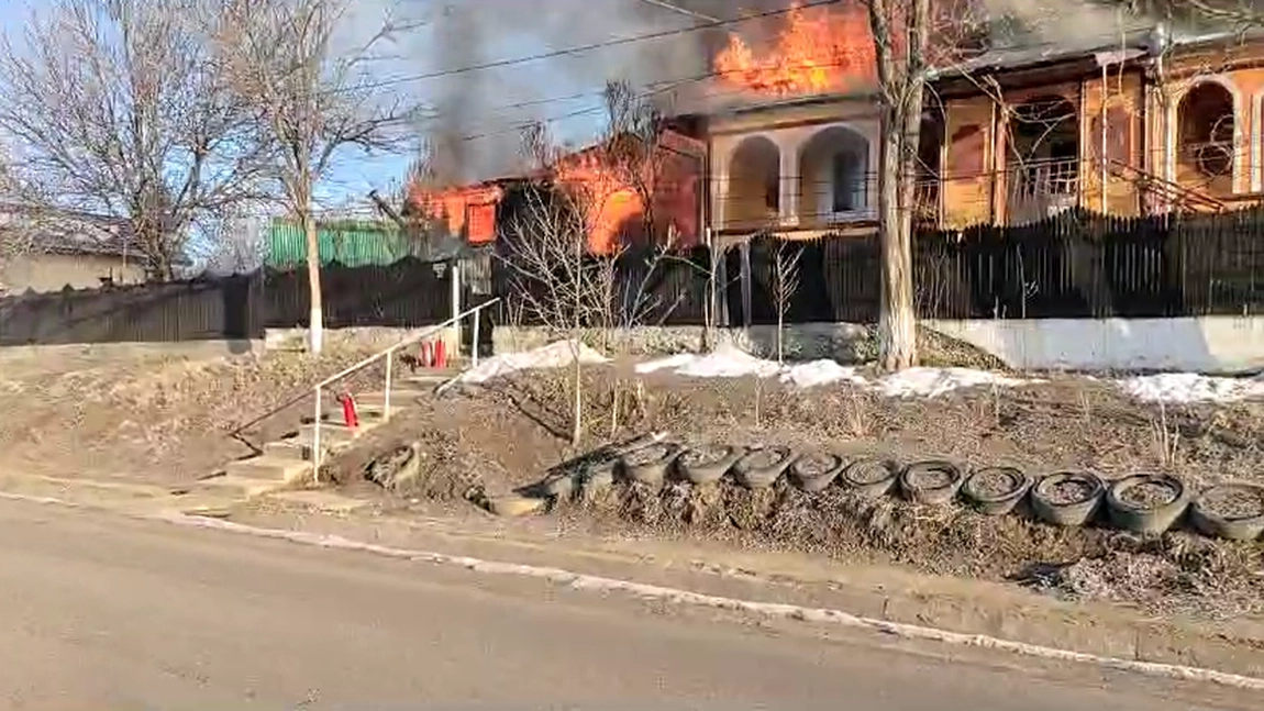Incendiu în Erbiceni. Flăcările au izbucnit la acoperișul unei case - UPDATE, FOTO, VIDEO
