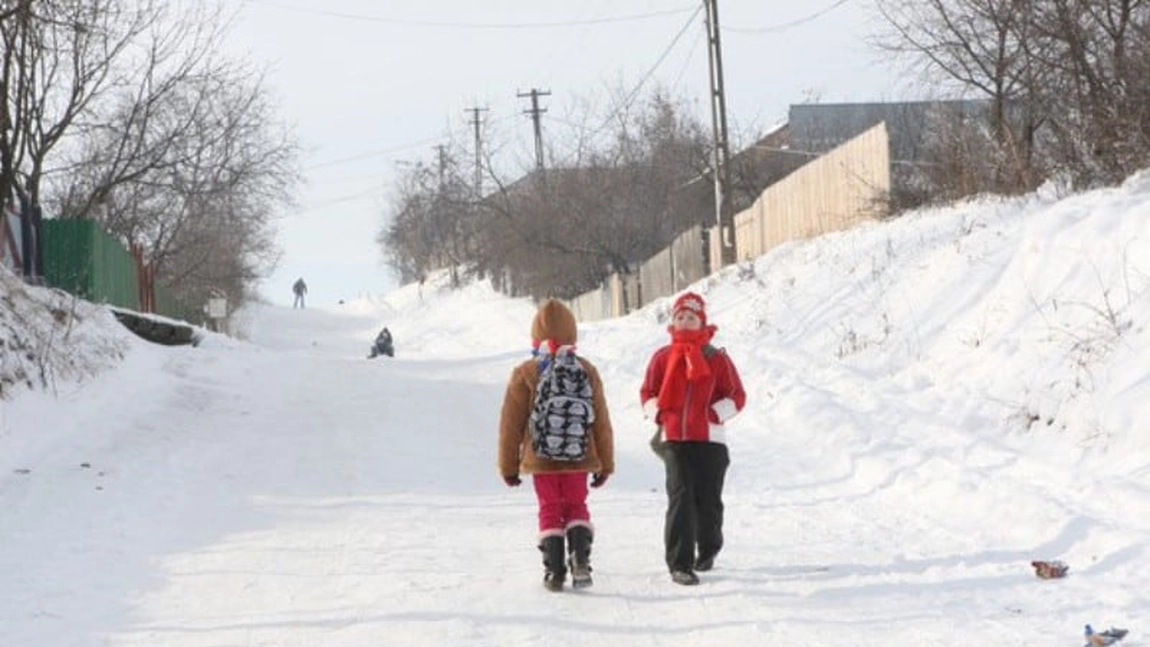 Mai mulți profesori navetiști nu au reușit să ajungă la școală. ISJ Iași ia în calcul suspendarea cursurilor în mai multe localități