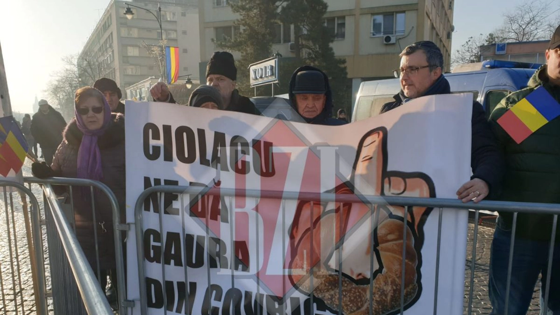 Priviţi ce banner au pregătit “fanii” premierului Ciolacu: „Gaura din covrig” - FOTO