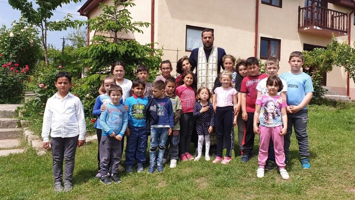 Părintele Marian are grijă de familiile nevoiaşe! A vrut să se facă polițist, dar moartea mamei i-a schimbat destinul