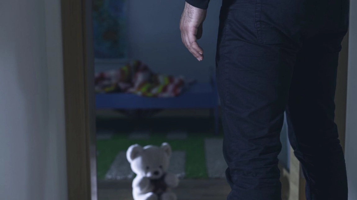 Numărul pedofililor a explodat în România. Majoritatea agresorilor vin din proximitatea copiilor