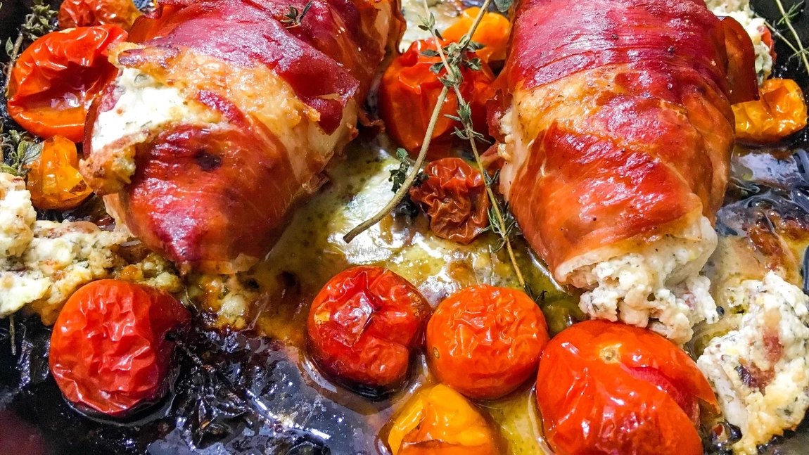 Piept de pui umplut, învelit în bacon crocant. Combinația care îți trezește simțurile la viață