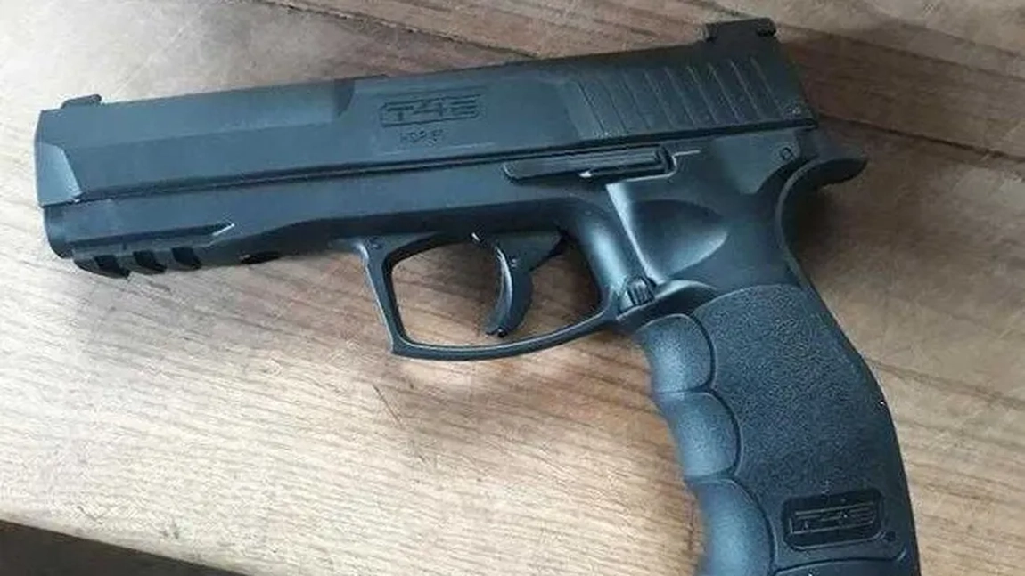 Spargerea de la casa fostului ofițer SRI! Doi tineri au fost reținuți după ce au furat un pistol letal și mai multe bijuterii