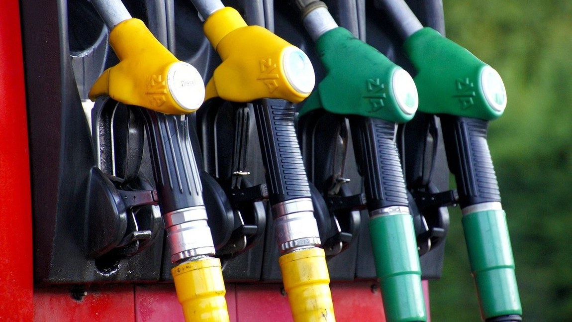 Noul an vine cu scumpiri și la carburanți. Cu cât a crescut prețul unui litru de benzină și motorină