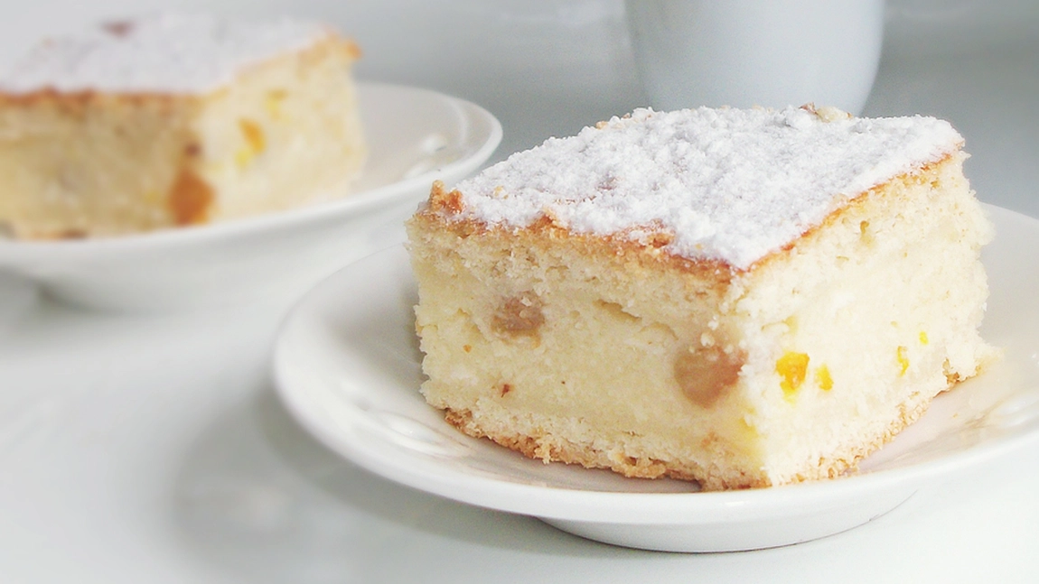 Prăjitură cu iaurt și stafide. O explozie de arome într-un desert simplu