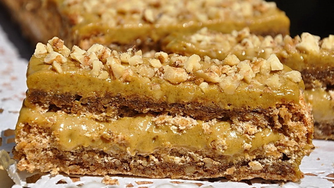 Prăjitură regală cu foi cu nucă, bezea și cremă de caramel. O experiență decadentă pentru simțurile tale