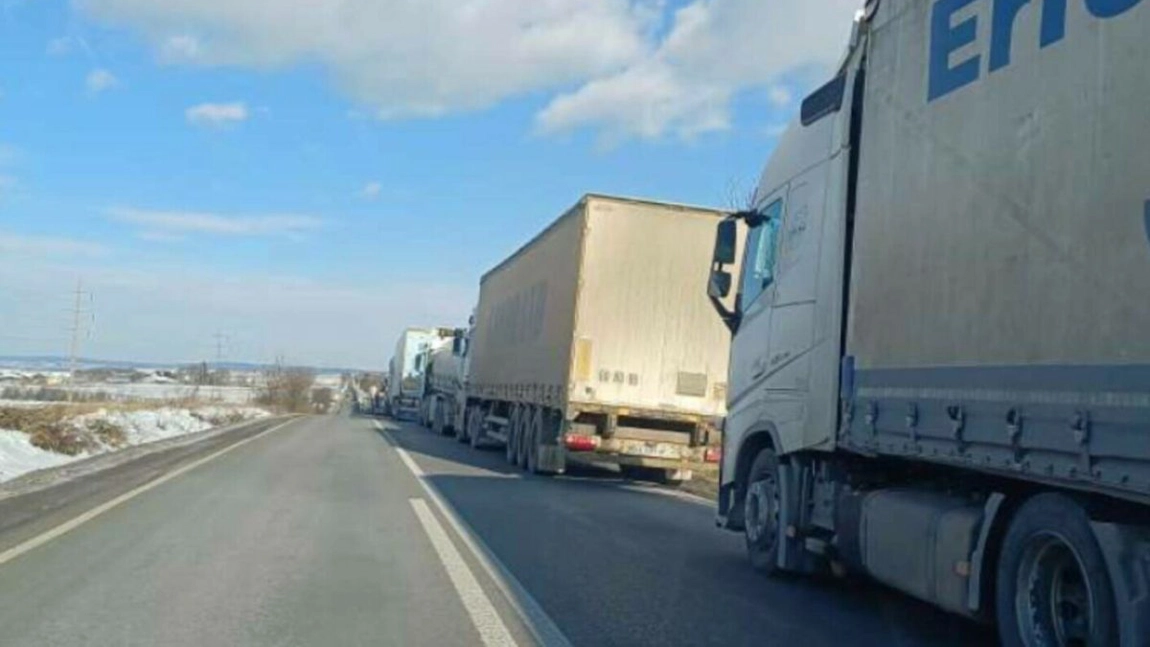 Protest al şoferilor ucraineni şi turci ale căror camioane au fost blocate la intrarea în oraşul Siret