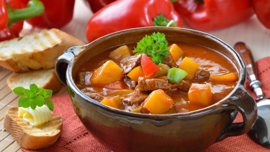 Rețetă gulaș de vită. Secretele marilor bucătari pentru un adevărat deliciu