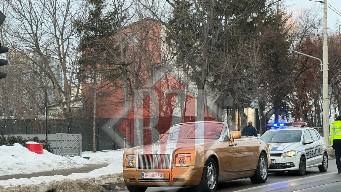 Imaginea zilei la Iaşi! Poliţiştii au oprit în trafic un şofer care circula cu un Rolls - Royce decapotat. Afară temperatura este negativă - EXCLUSIV, FOTO, VIDEO