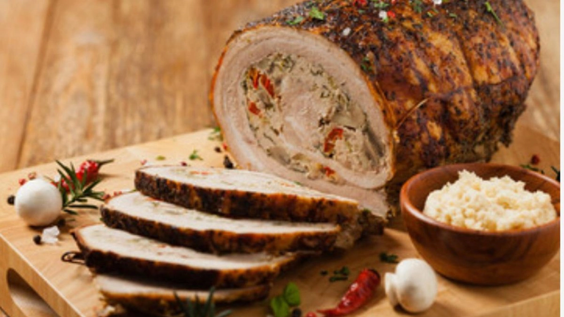 Ruladă de porc umplută cu ciuperci. Un preparat ideal la mesele festive