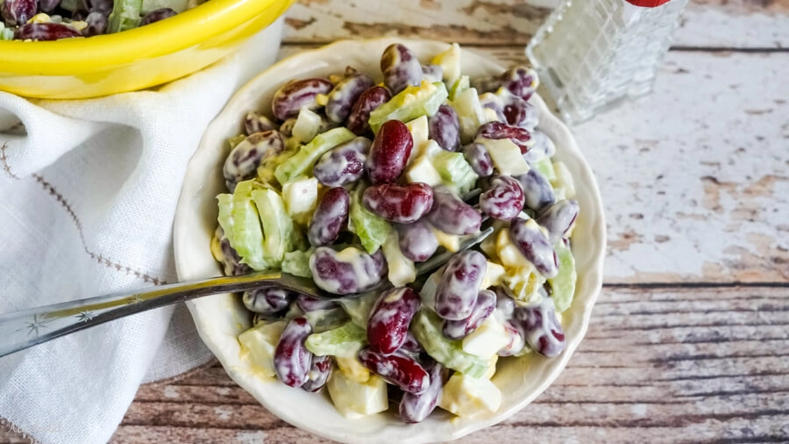 Salată cu fasole roșie și sos dulce-acrișor. Ce beneficii extraordinare are această legumă