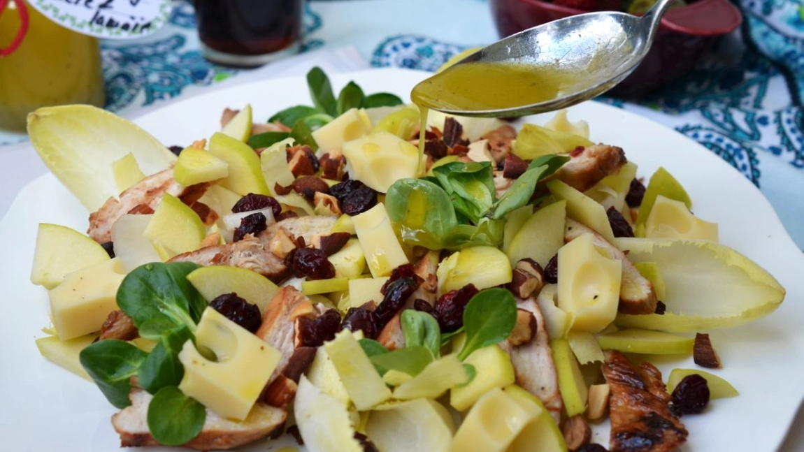 Salată de andive. De ce ingrediente ai nevoie pentru a pregăti acest fel de mâncare?