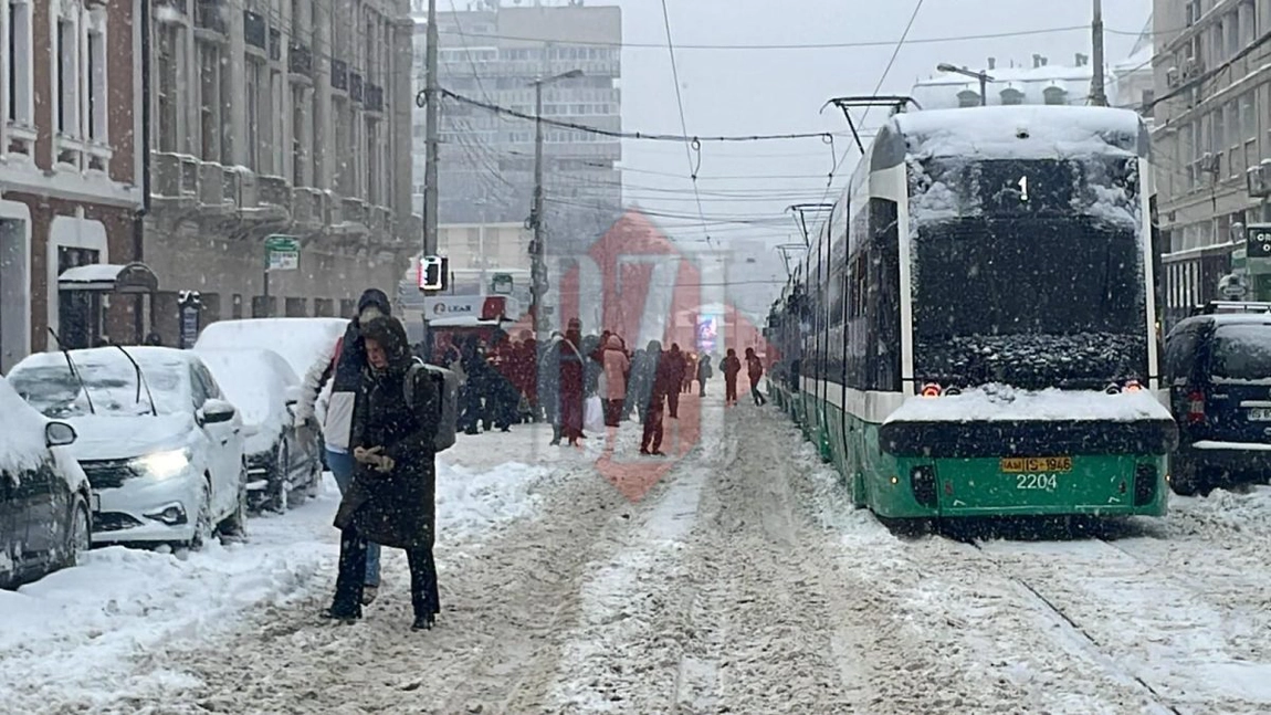 Coadă de tramvaie din Piața Unirii până la Filarmonică. Vagoanele nu pot înainta din cauza unui macaz blocat - FOTO, VIDEO