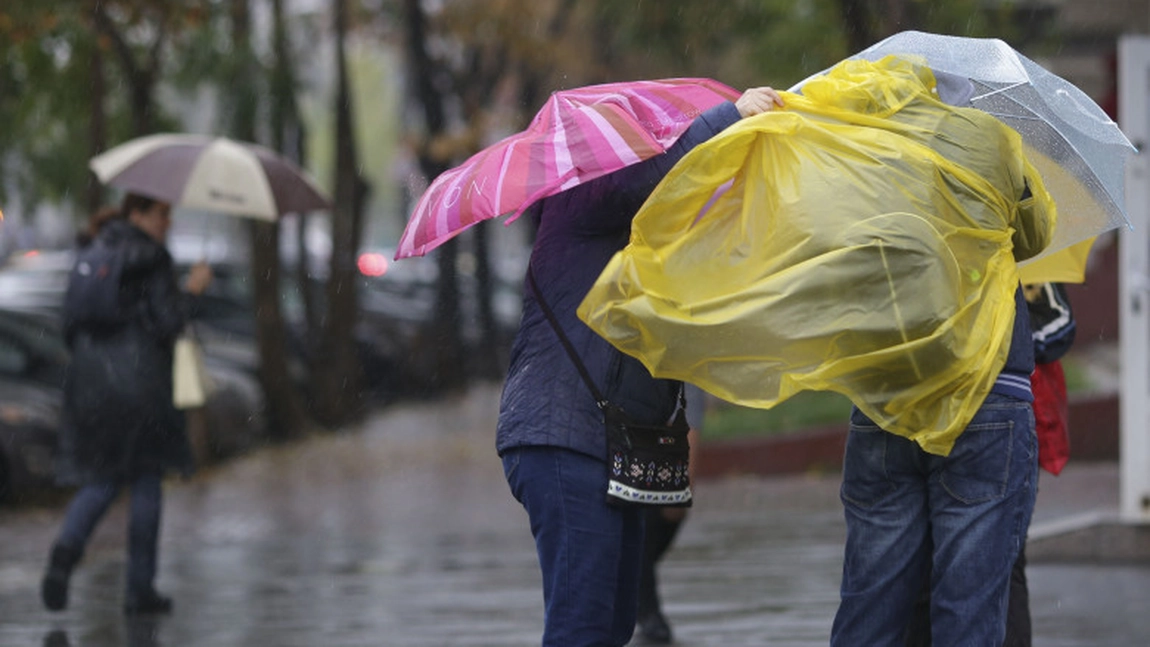 Vremea se schimbă! Meteorologii au anunțat precipitații și vânt puternic