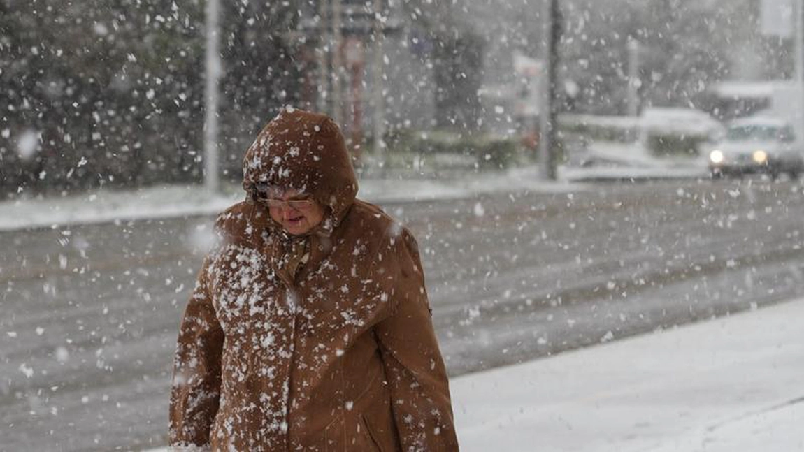 Meteorologii anunță intensificări ale vântului, ploi, ninsori și polei până vineri dimineaţă