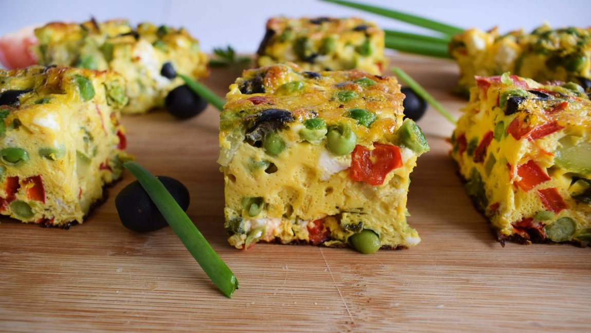 Omletă la cuptor pufoasă, cu legume, șuncă și cașcaval