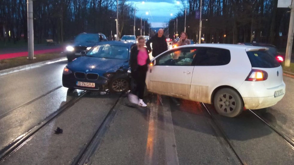 Accident rutier în Copou! Două autoturisme au fost implicate în coliziune, iar circulația tramvaielor a fost afectată
