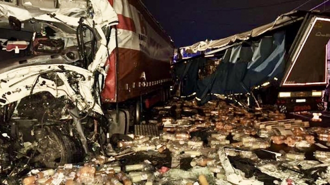 Accident rutier în județul Bihor. Un șofer a murit, după ce două TIR-uri s-au ciocnit - FOTO
