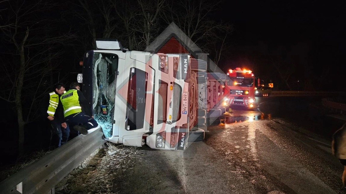 Accident rutier în Bucium. Un TIR de Republica Moldova încărcat cu grâu s-a răsturnat - FOTO, EXCLUSIV