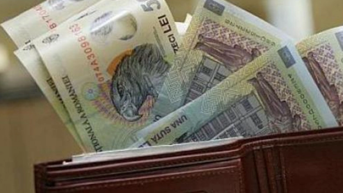 Românii care primesc al 13-lea și al 14-lea salariu. În ce condiții se oferă banii în plus