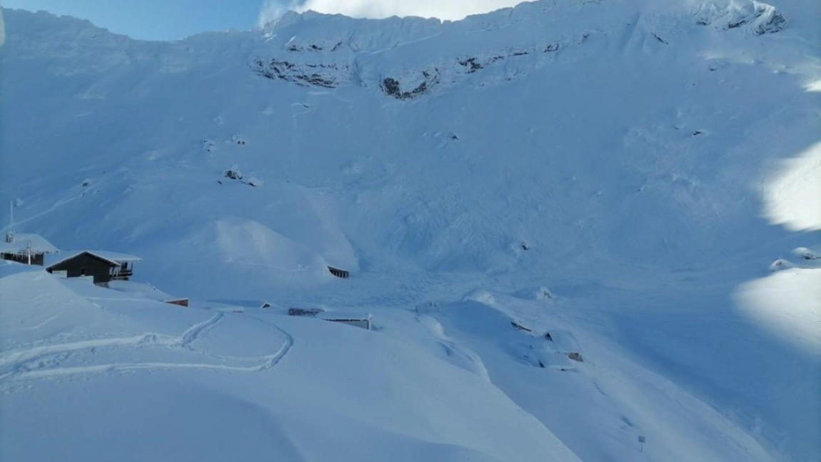 Un angajat al Salvamont Sibiu, aflat în timpul liber, a murit după ce a fost surprins de o avalanșă produsă