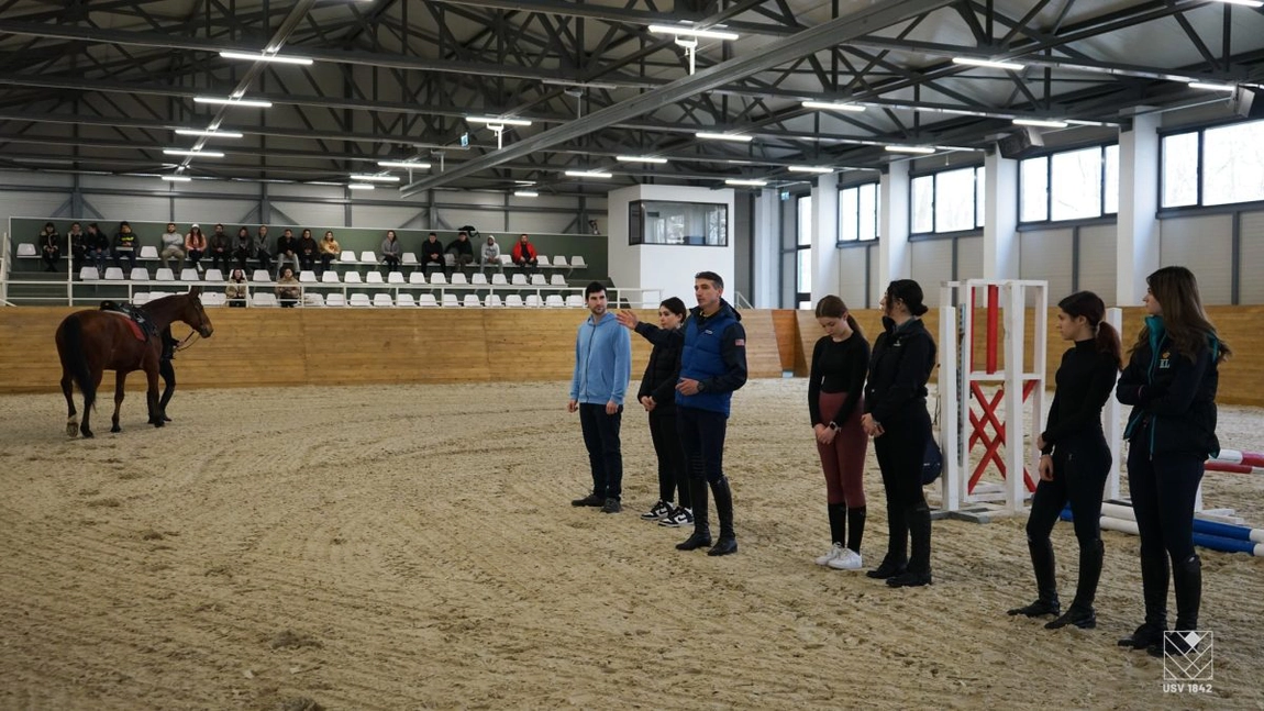 Iată primii cursanți ai lecțiilor de echitație pentru antrenori sau monitori, la USV Iași - FOTO