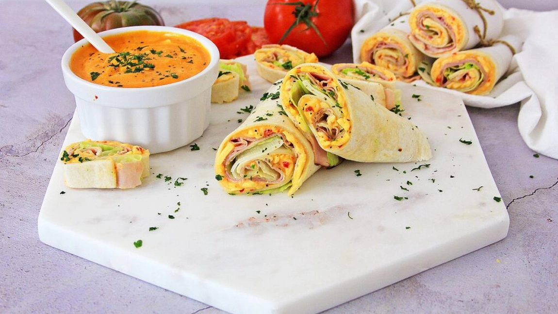 Rulouri din lipie cu șuncă și cașcaval. Numai bune de luat la pachet!