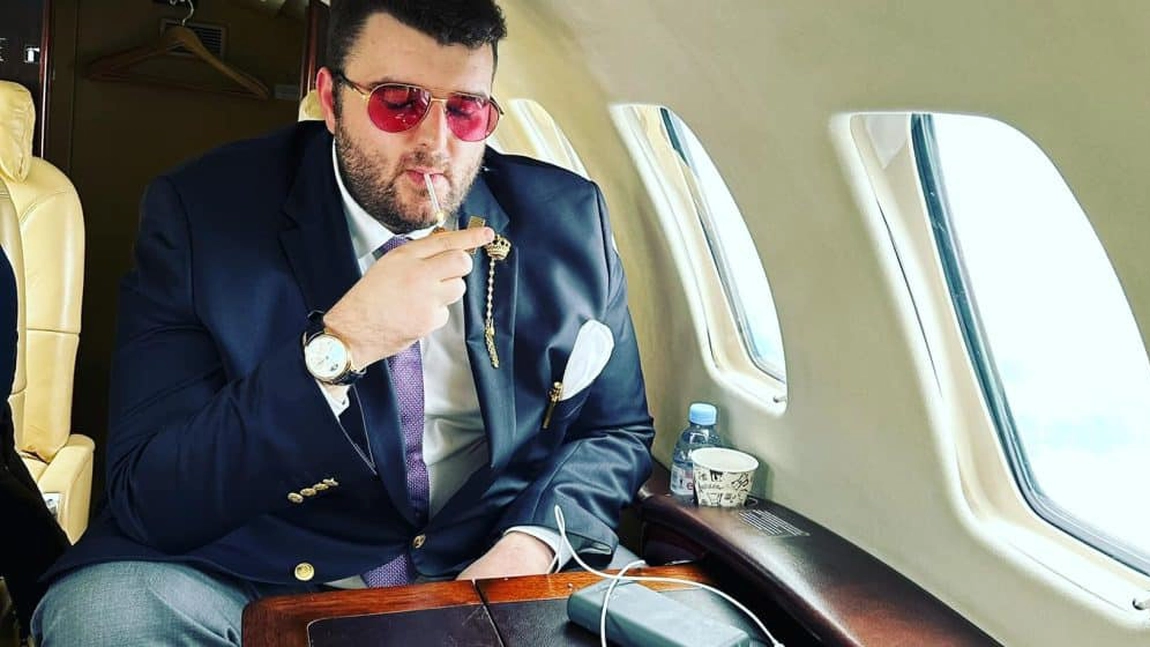Milionarul Victor Micula, condamnat la 2 ani de închisoare cu executare, pentru că a tras cu o armă de asalt în oraș