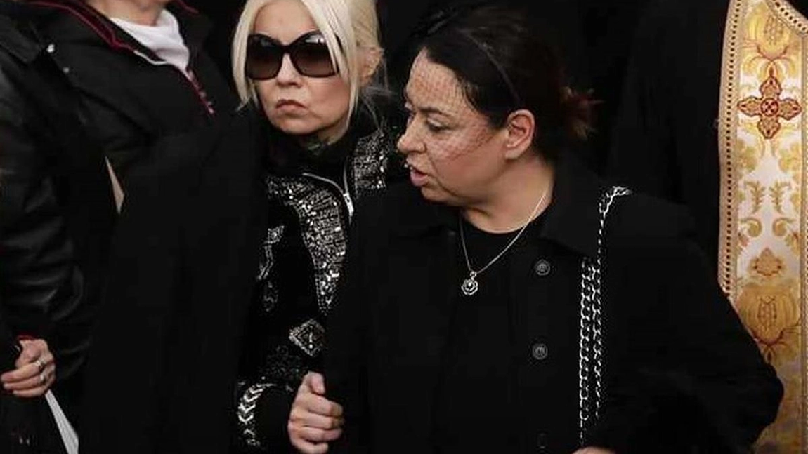 Oana Roman a emoționant pe toată lumea cu gestul pe care l-a făcut la înmormântarea mamei sale. Vedeta trece prin clipe extrem de grele
