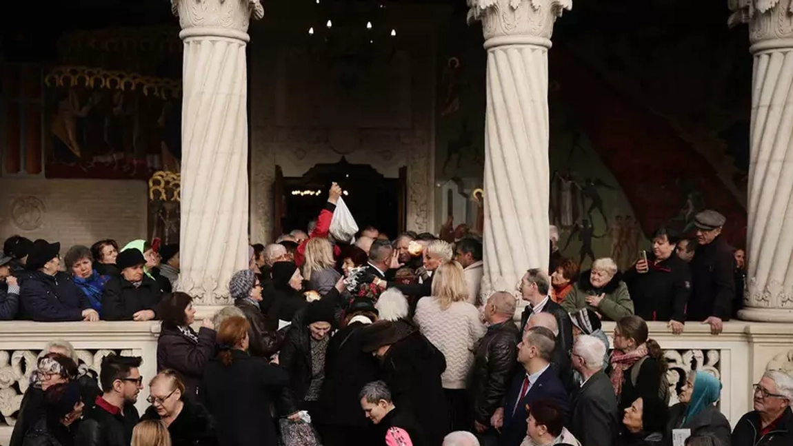 Ce au conținut pachetele împărțite la înmormântarea Mioarei Roman. “Au fost consistente”