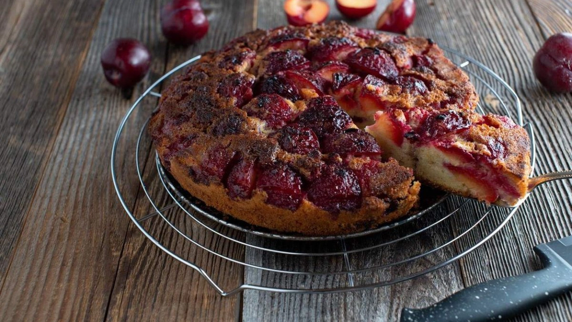Prăjitură cu prune caramelizate. Rețeta bunicii pentru un desert de casă aromat