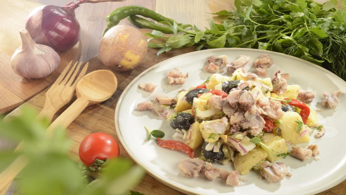 Salată cu pește afumat și cartofi. Rețeta unui preparat aromat, gustos și sățios