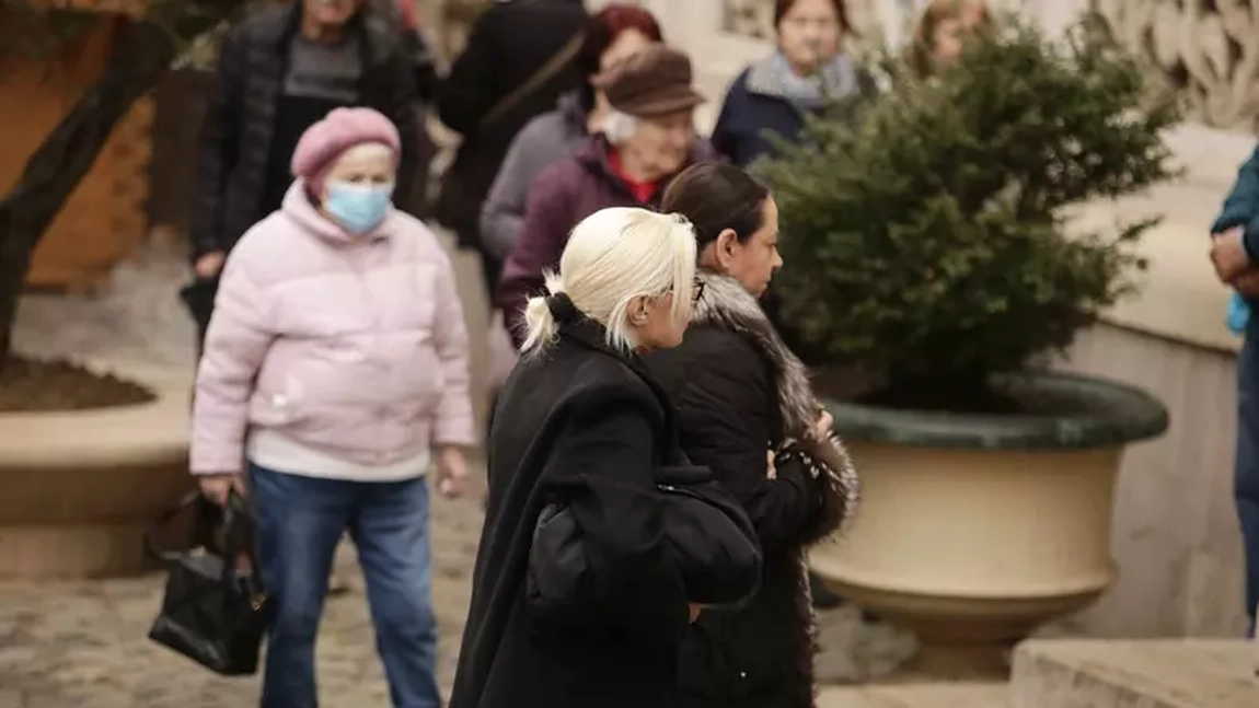 Surorile Roman, împreună la căpătâiul mamei lor, Mioara. Imagini sfâșietoare cu cele două la priveghi