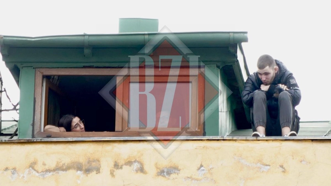 Un tânăr ameninţă că se aruncă de pe Hotelul Astoria. Suferă din dragoste - EXCLUSIV FOTO, VIDEO, UPDATE