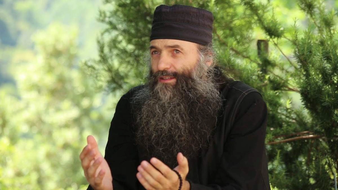 Părintele Pimen Vlad a explicat de ce nu au voie femeile în Athos! „De atunci s-a dat ordin împărătesc”