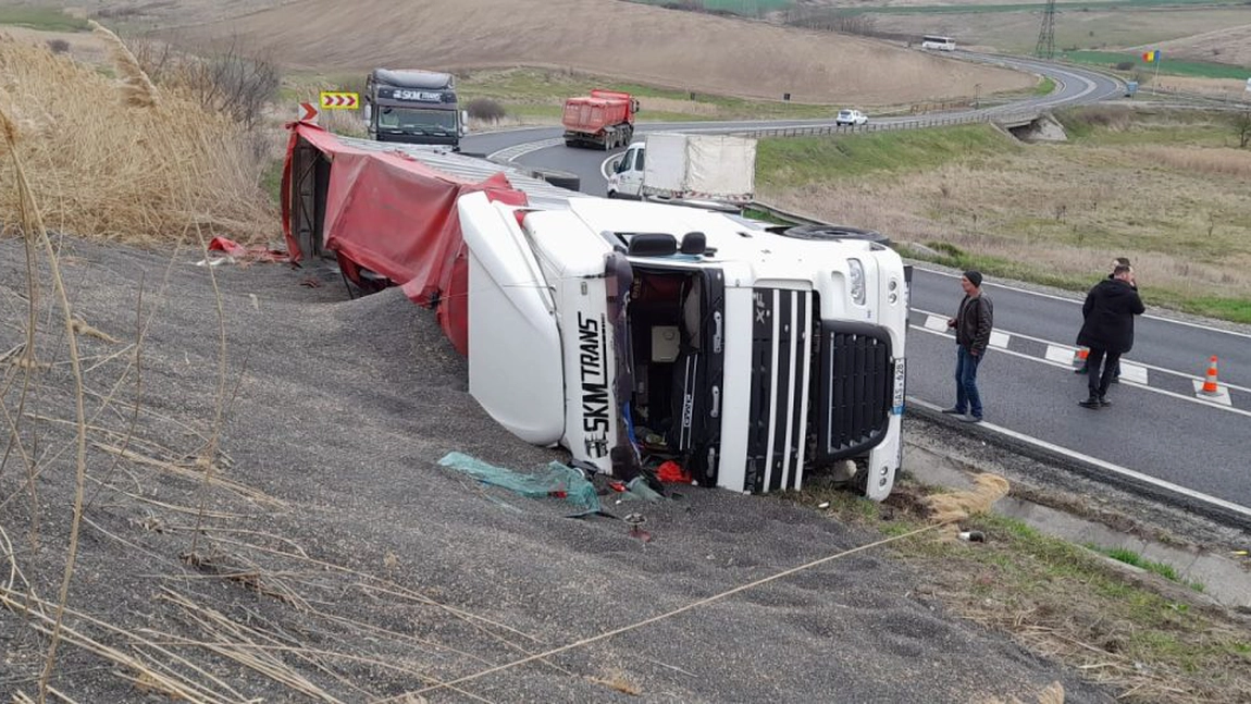 Accident rutier în Popricani. Un TIR încărcat cu cereale s-a răsturnat - FOTO
