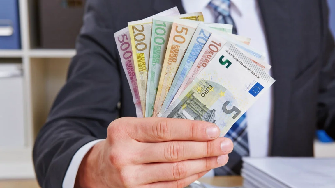 O țară din Europa oferă angajaților bani de vacanță și bonusuri lunare. Majoritatea lucrătorilor sunt români