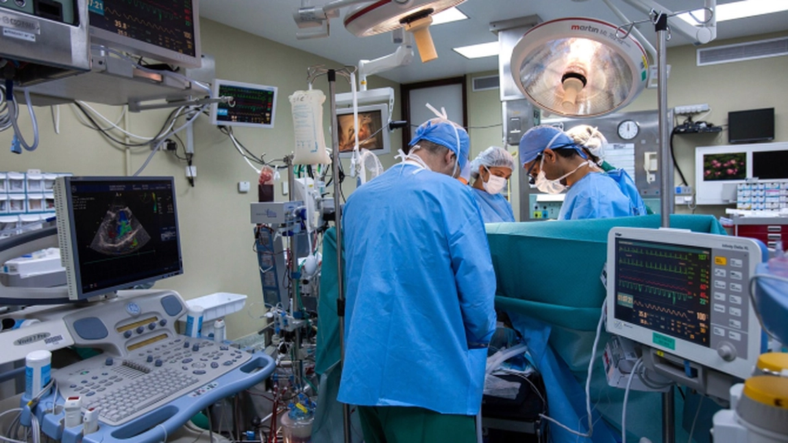 Un medic a fost înțepat de un chirurg de la Spitalul Floreasca cu un instrument folosit la o pacientă cu hepatita C