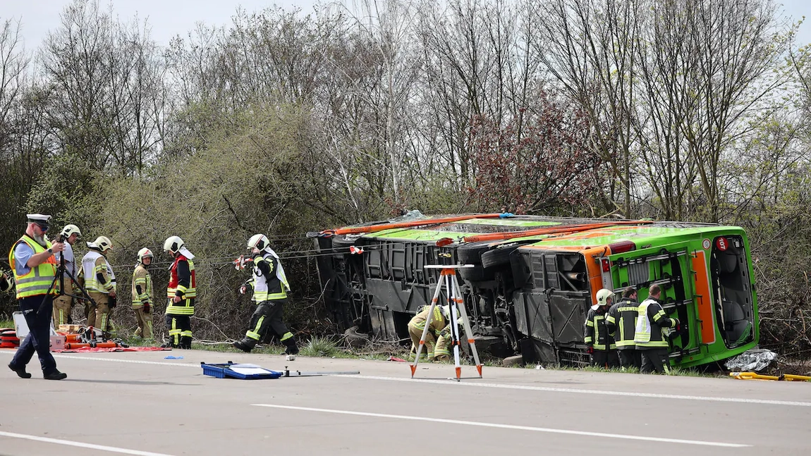Un autocar cu 53 de oameni s-a răsturnat pe o autostradă din Germania. Cel puţin cinci persoane au murit - FOTO, VIDEO