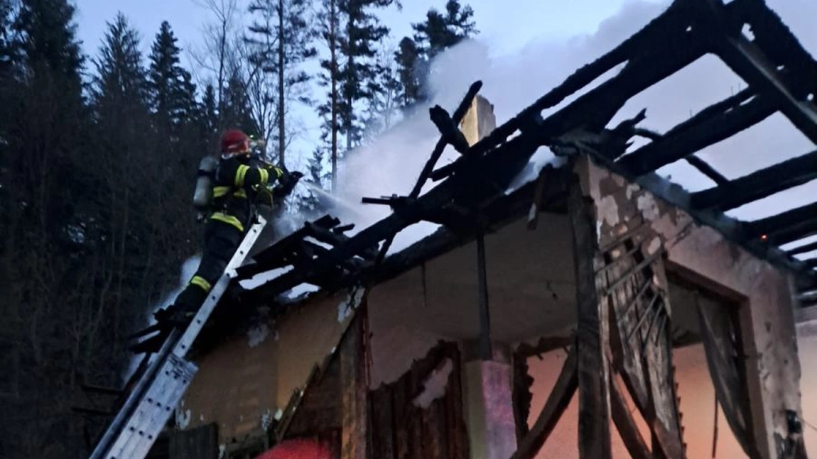 Un bărbat și-a pierdut viața din cauza unei țigări uitate aprinse, în Neamț. Acesta a fost scos carbonizat