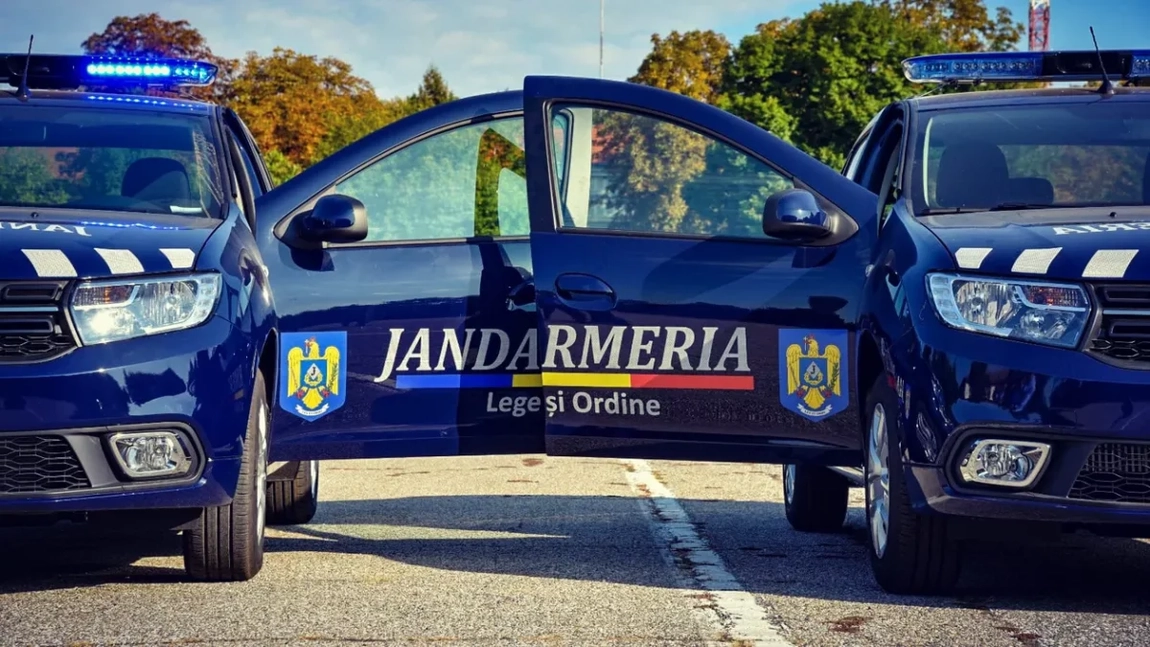 Percheziţii de amploare în mai multe oraşe din România. La Iaşi mai multe dube ale Jandarmeriei au fost observate în coloană - VIDEO
