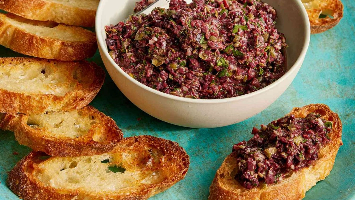 Pastă de măsline cu anșoa și capere. Adaug-o în salate sau omletă, pentru un plus de savoare!