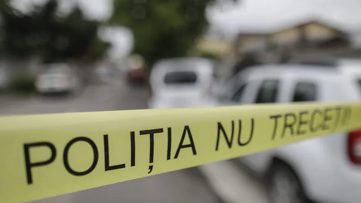 O femeie a fost ucisă la intrarea în scara blocului în care locuia, în Botoşani. Soțul victimei este atacatorul