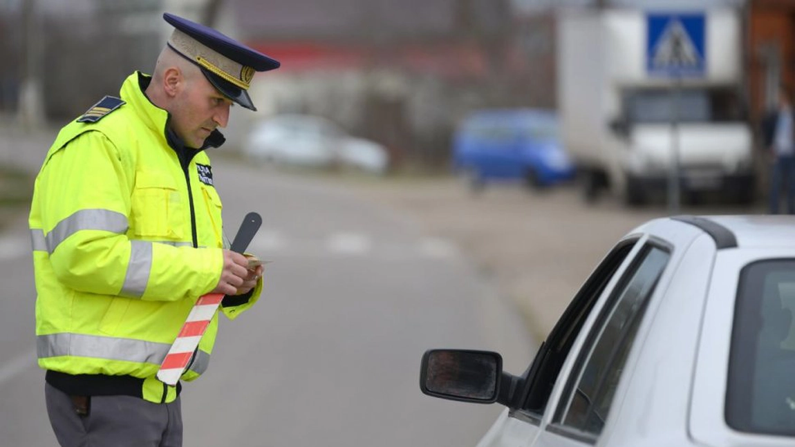 Un bărbat și-a cumpărat permis de conducere de pe Facebook cu 900 de euro. Acesta s-a ales cu dosar penal