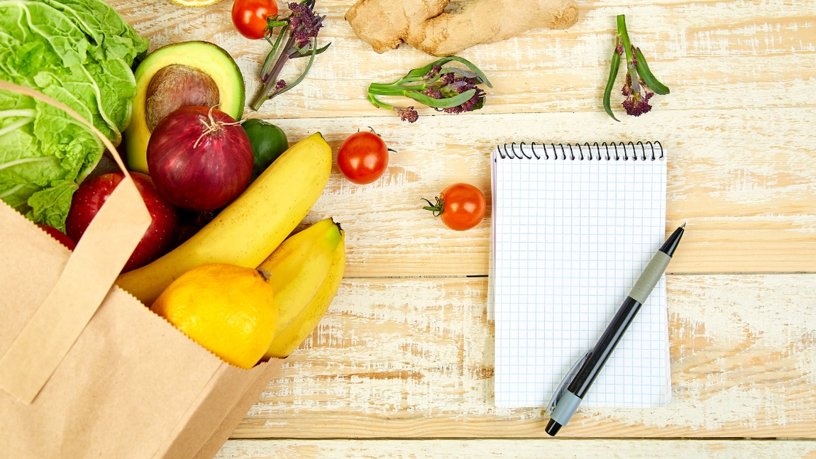 Din cauza scumpirilor, românii scurtează lista de cumpărături. La ce alimente renunță românii pentru a economisi bani