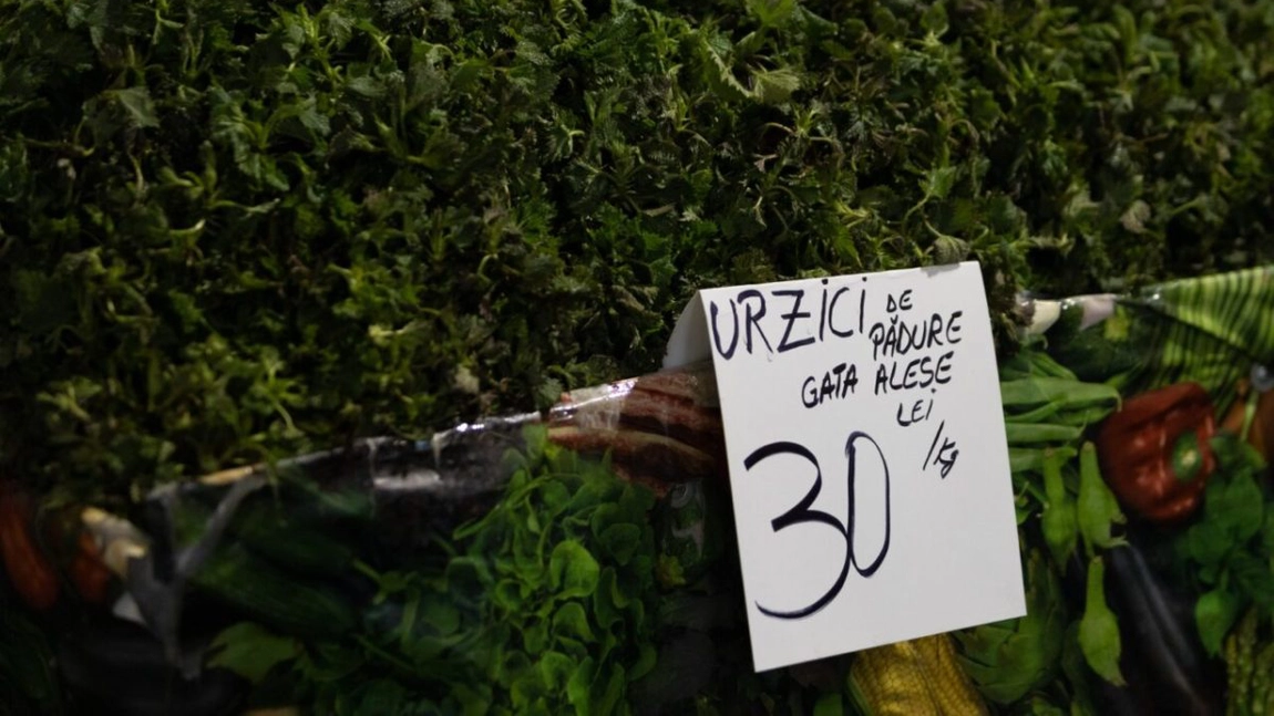Verdețurile de primăvară au devenit un lux pentru români. Cât costă urzicile în piețe
