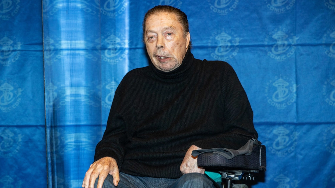 Tim Curry, din „Singur Acasă 2”, este imobilizat în scaunul cu rotile. Apariție rară a celebrului actor
