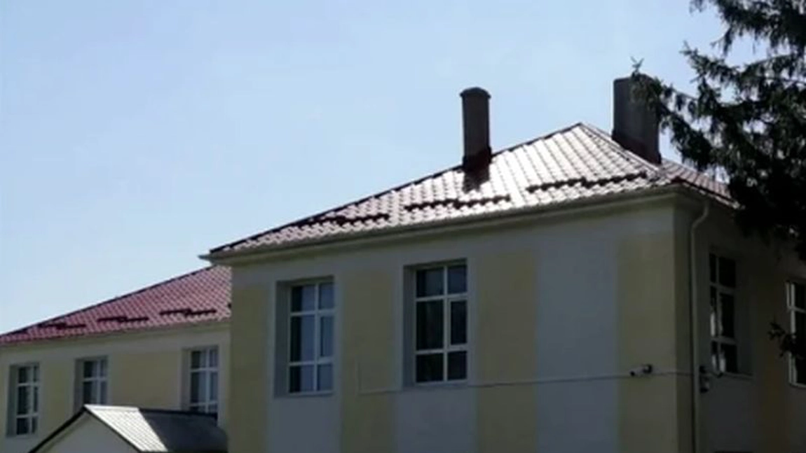 Bani cheltuiți aiurea pe școli și grădinițe fără copii! În clădiri se fac praznice!