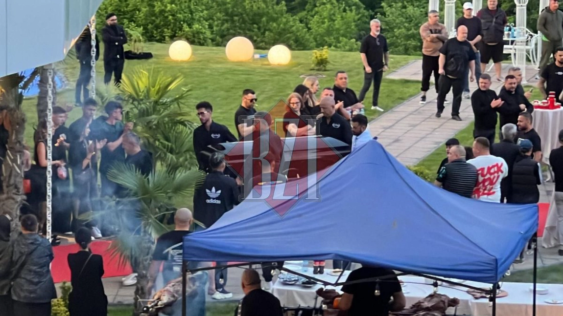 Trupul neînsuflețit al lui Costel Corduneanu a fost depus în cortul restaurantului „La Castel” în ropote de aplauze - FOTO/VIDEO